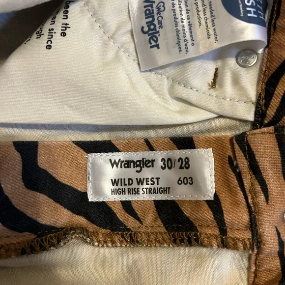 Wrangler Women's High Rise Wild West Purr Print Straight Jeans  size 30x28 - Picture 12 of 12